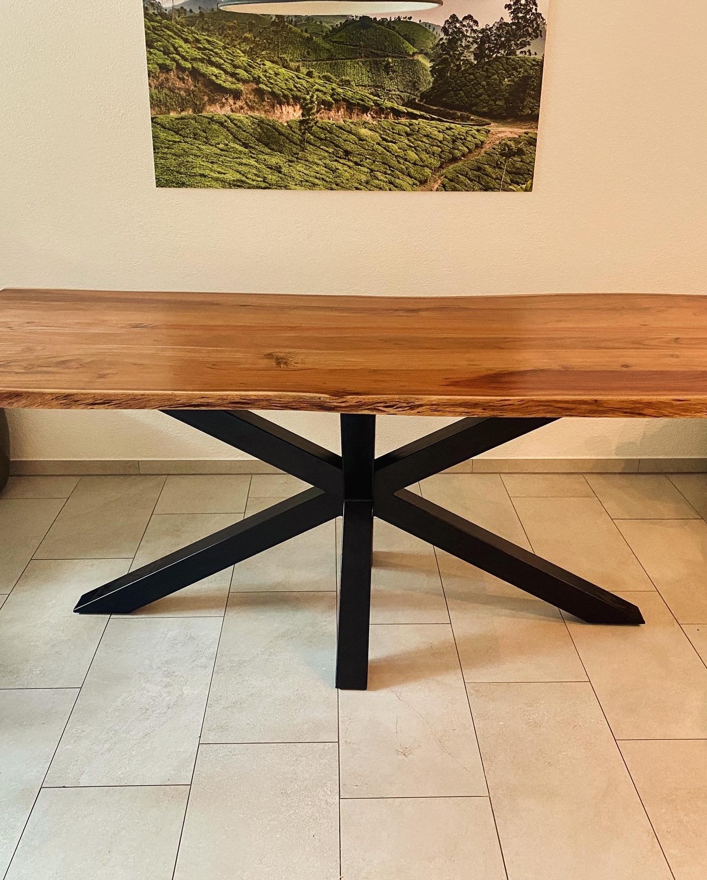 Table en bois d'acacia avec bordure en arbre "Wild Star" 