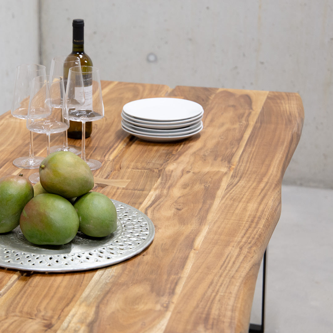 Table en bois d'acacia "151 avec bordure en arbre et incrustations"